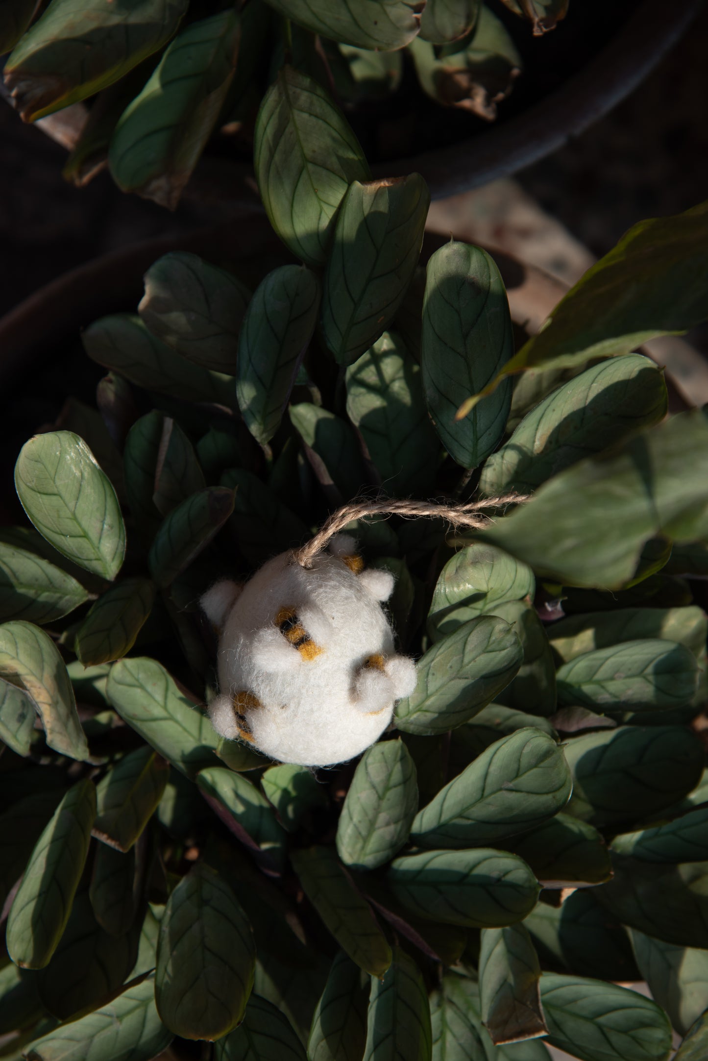 Artisan Easter Egg ornament Bee - White