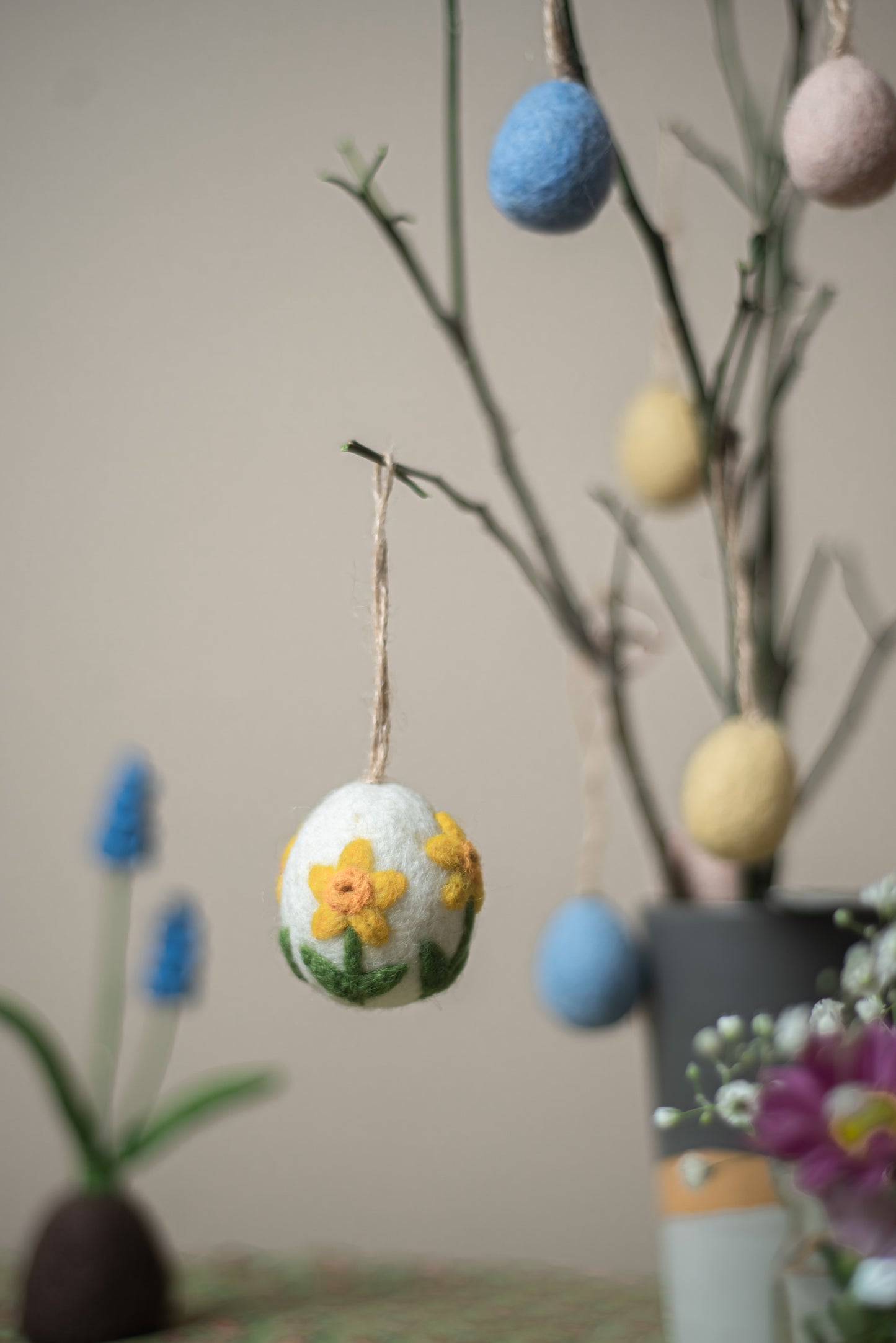 Artisan Easter Egg ornament Daffodil - White